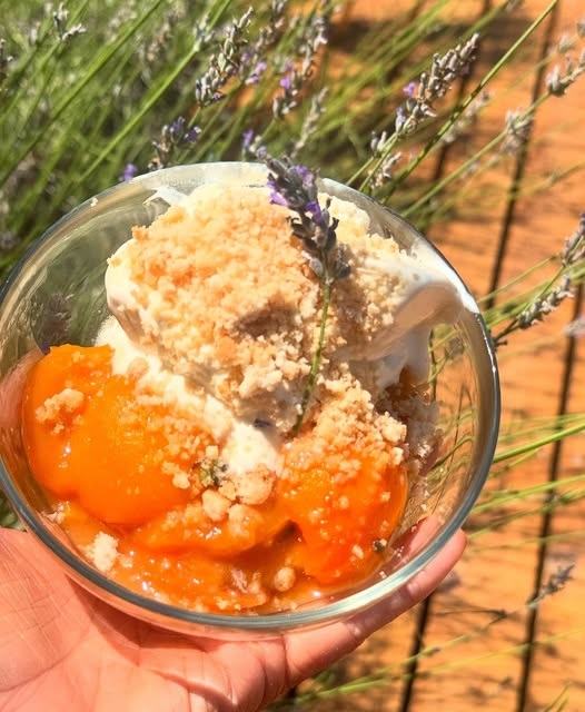 Desertul rapid al Andreei Esca: caise si piersici „calesc” in unt cu miere de lavanda, servit cald cu inghetata de vanilie si biscuiti sfaramati